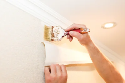 Pose de papier peint à Moussages — revêtements muraux et toiles de verre